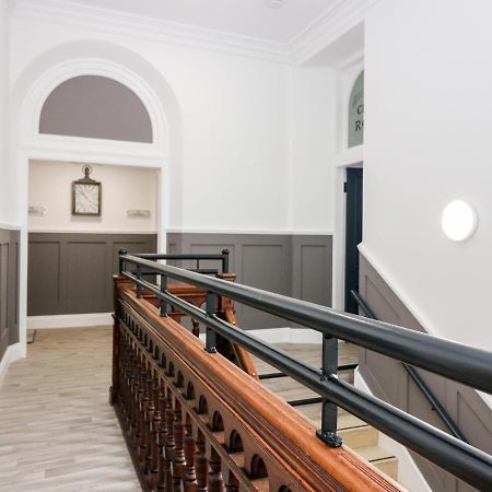 The Court Room At The Institute Executive Apartments Кит Экстерьер фото