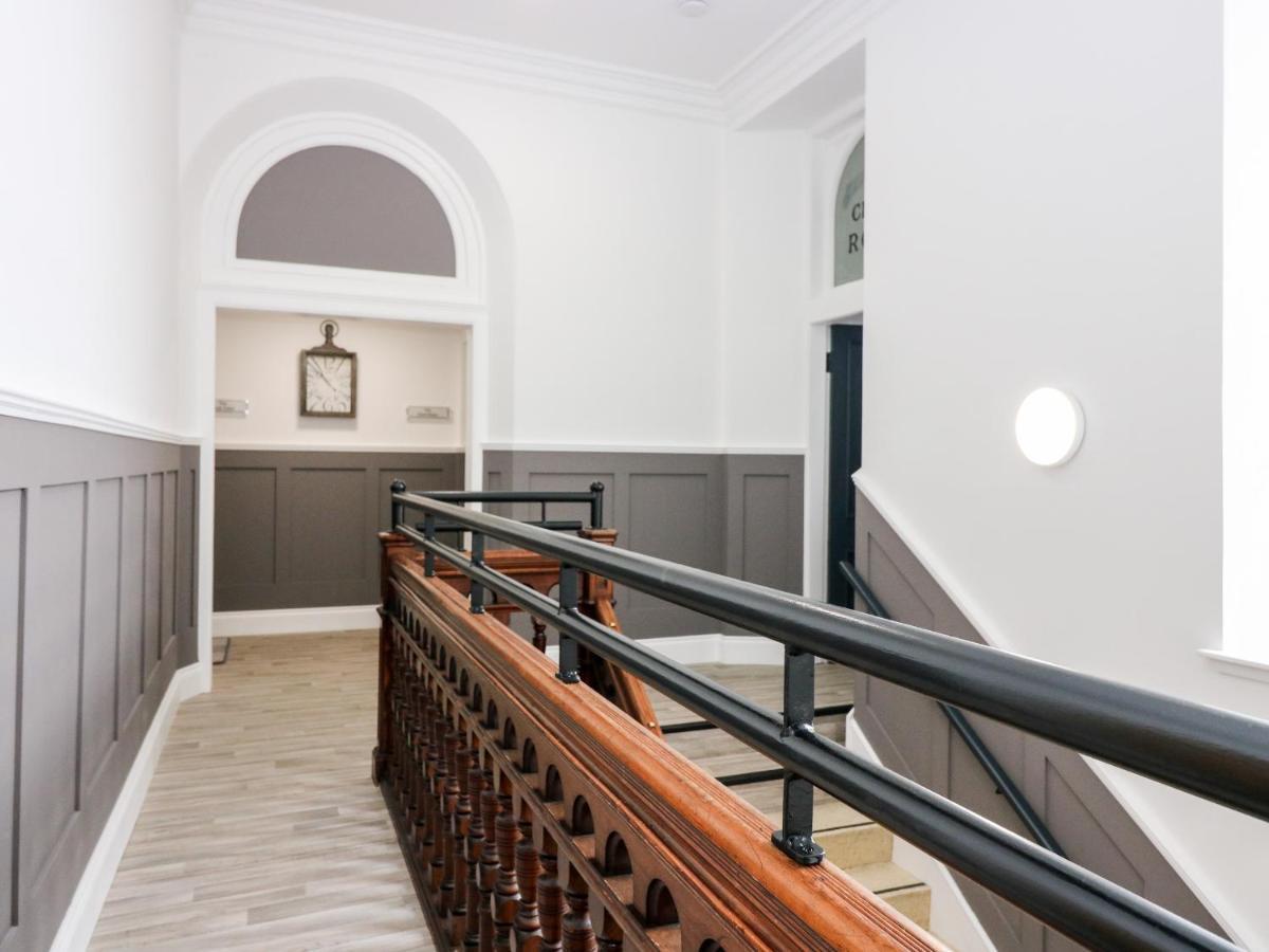 The Court Room At The Institute Executive Apartments Кит Экстерьер фото